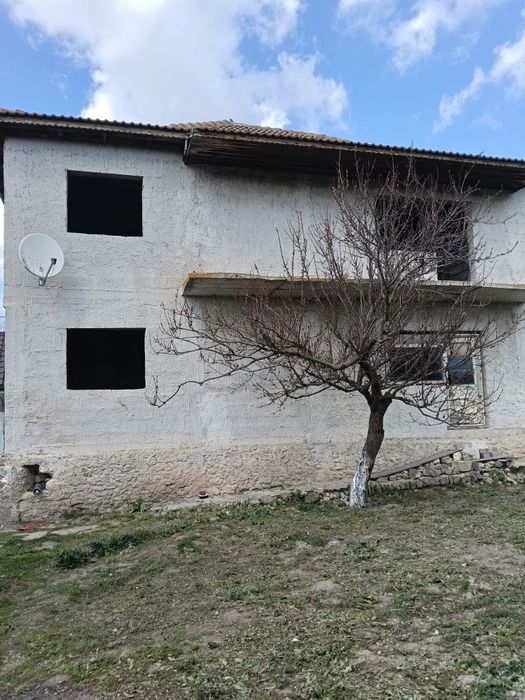 Vând casă în localitatea Albești și teren intravilan