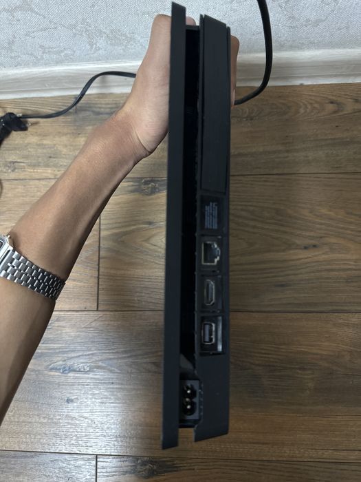 Продаю ps 4 slim 1 tb