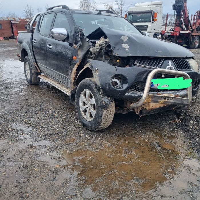 Vând Mitsubishi l200 avariat