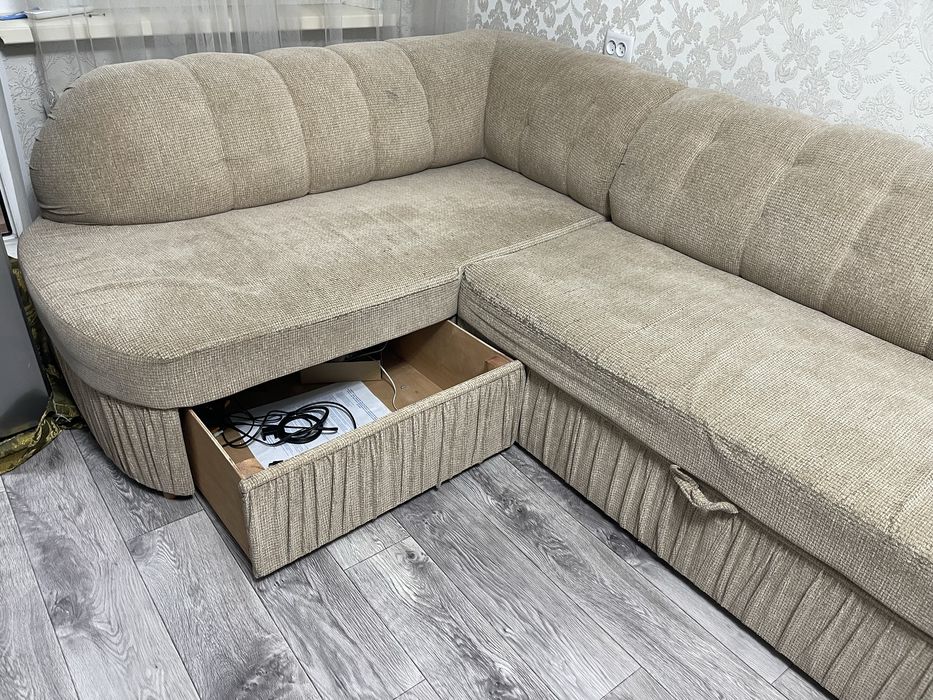 Продам угловой диван с креслом
