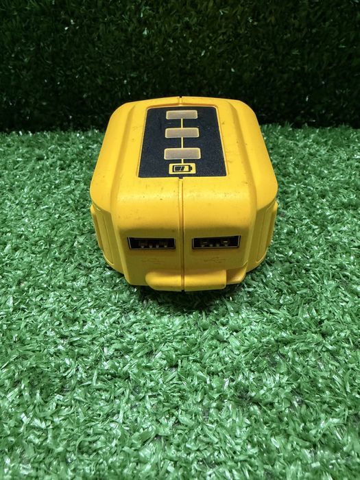 Адаптор за USB батерия DEWALT DCB090