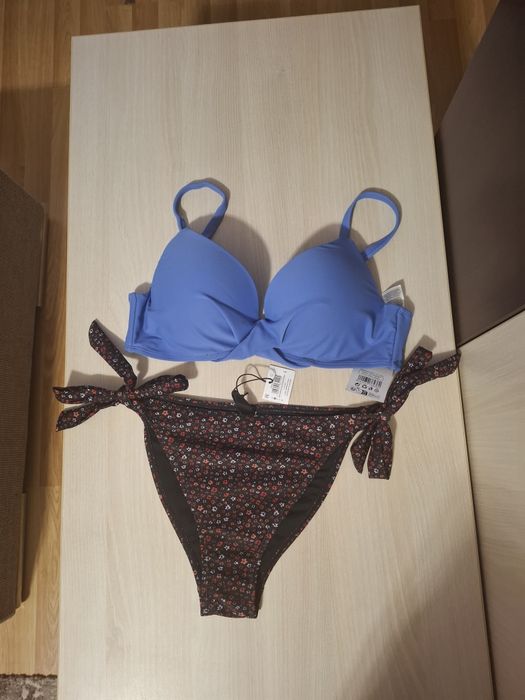 Costum de baie nou cu eticheta