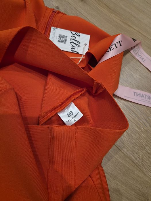 Чисто нова рокля размер С Bella Barnet