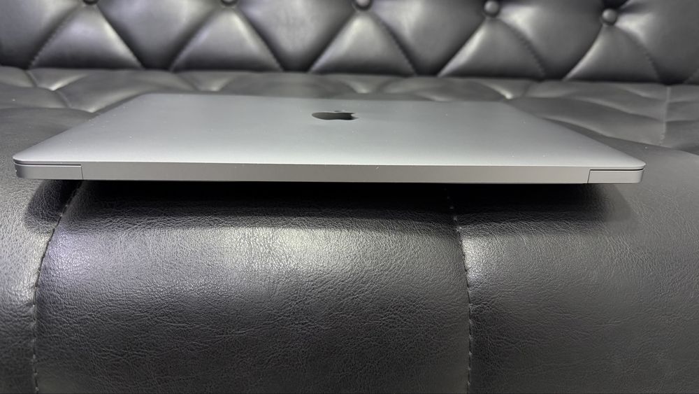 Apple MacBook Air M1 2020 года в среднем состояние  Американский