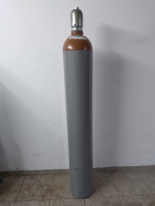 Зареждаме бутилки с хелий за балони