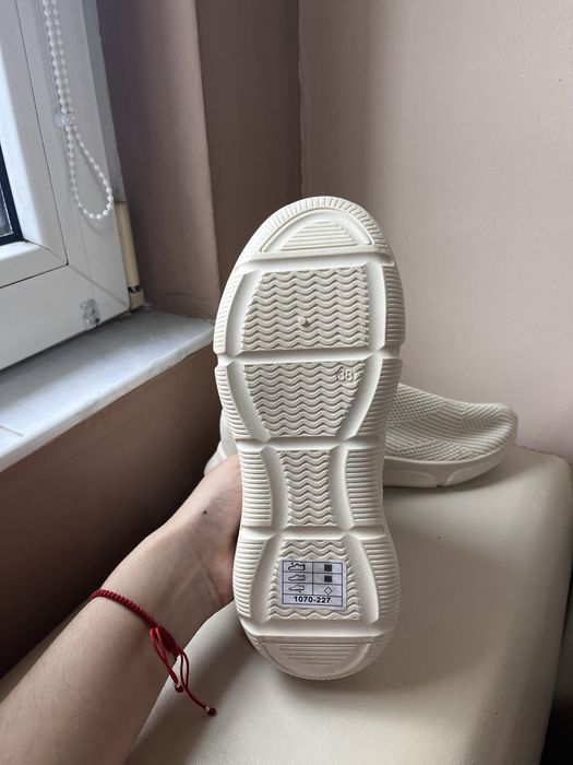 Бежови маратонки