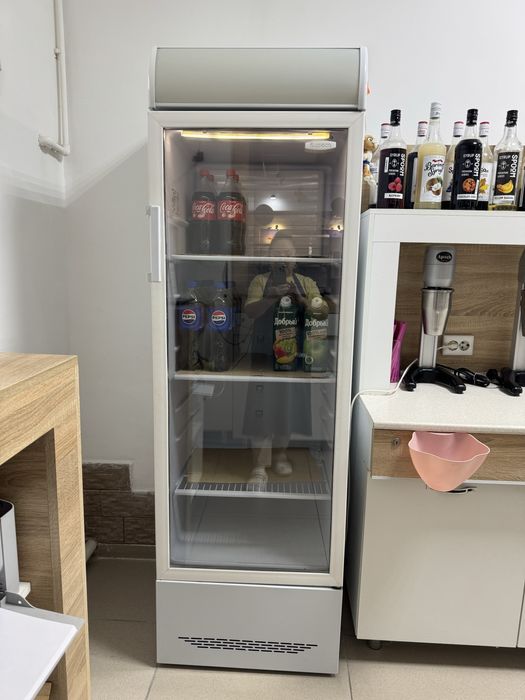 Продам витринный холодильник