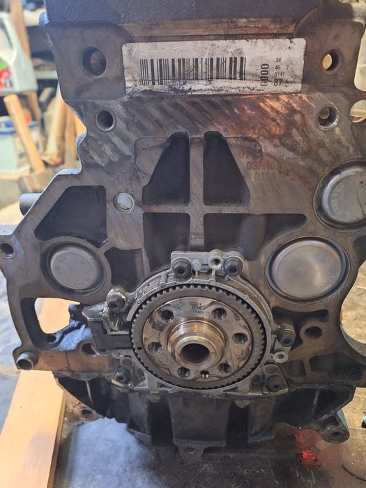 Chiuloasa, bloc motor, capac tacheti