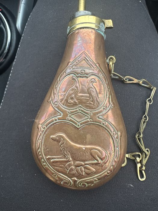 Plosca pentru praf de pusca si cupita pentru cartuse.