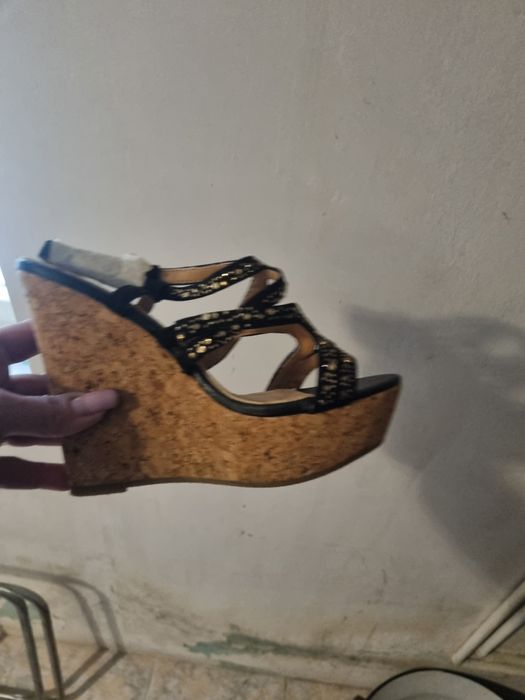 Vând saboti  dama noi