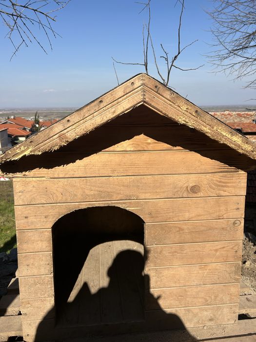 Дървена къща за голямо куче