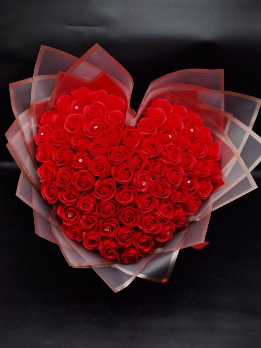 Cadou buchet sub forma de inima din trandafiri de sapun