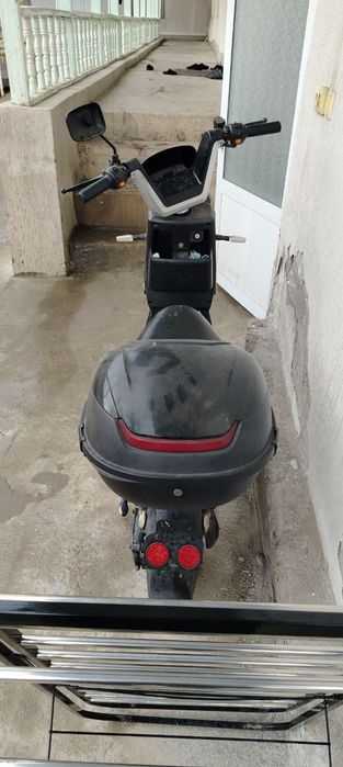Sicill Max brendi tomonidan ishlab chqarilgan elektra skuter sotiladi