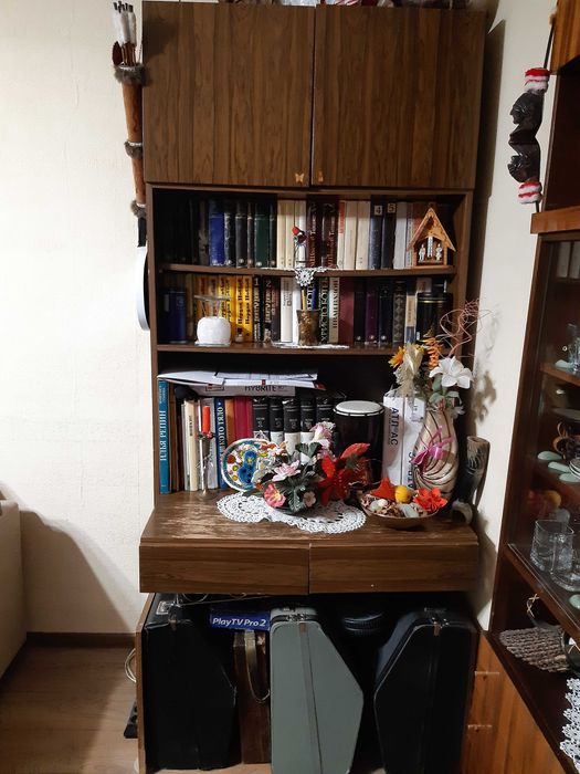 Подарявам холна библиотека от 4 секции