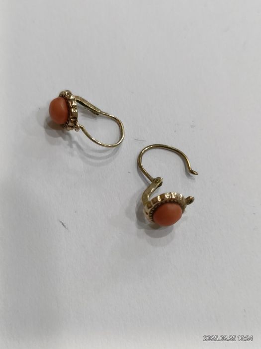 Vind cercei din aur 8kt cu coral natural