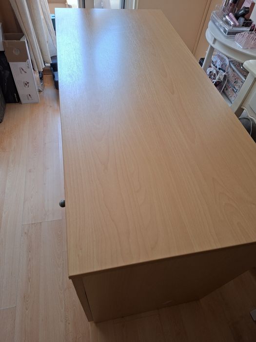 Голямо бюро за компютър