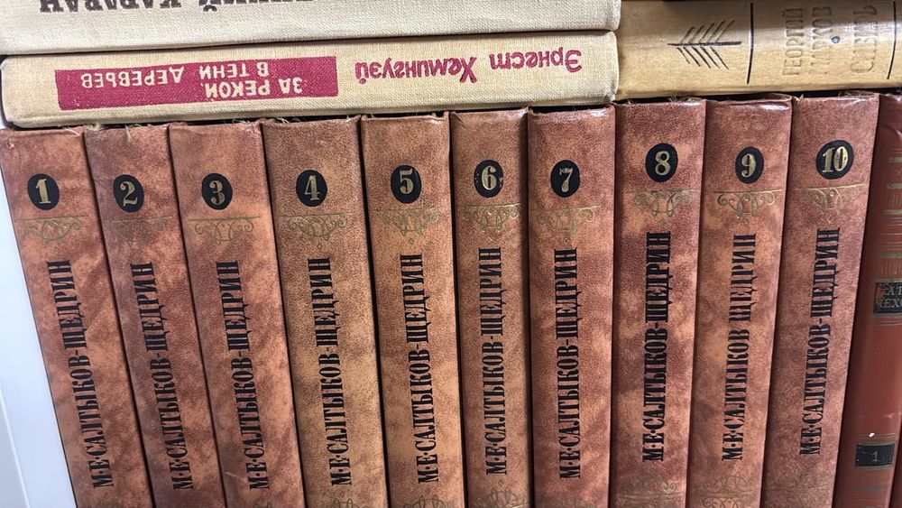 Книги! Срочно продадим книги томами!