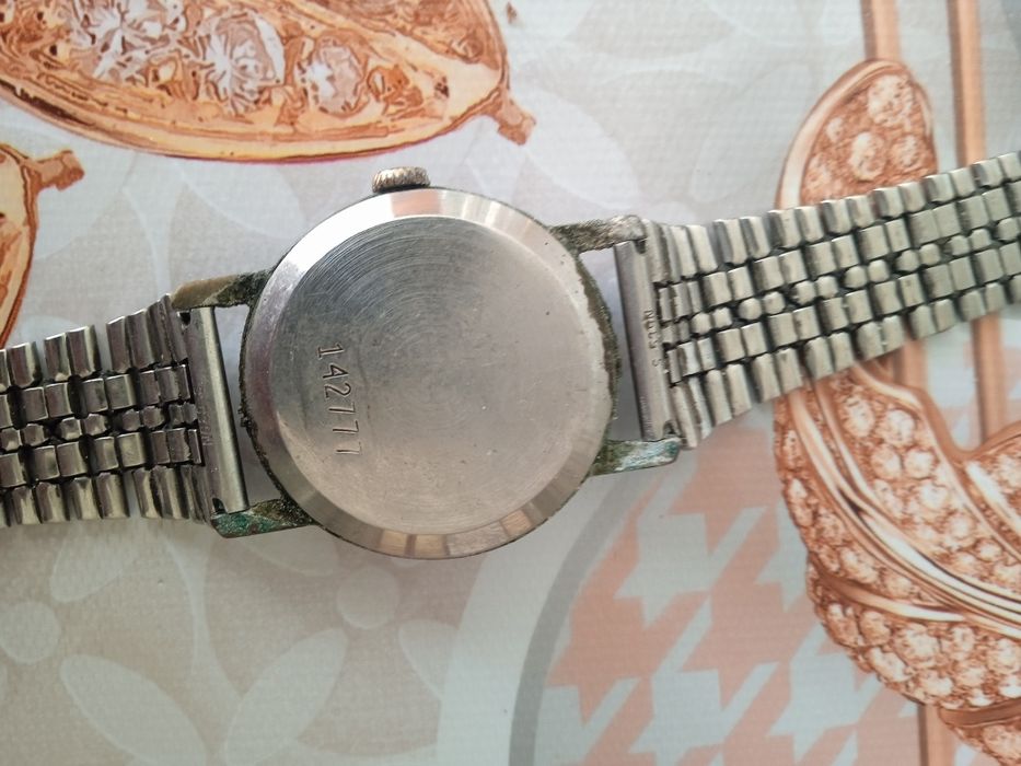 Продам часы наручные СССР