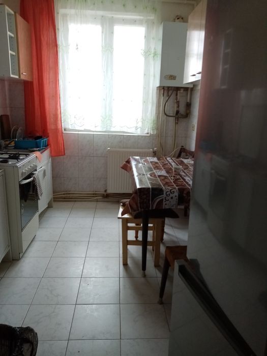 Închiriez apartament cu 3 camere
