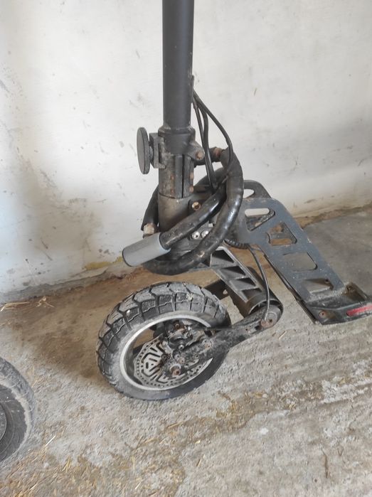 Vând trotineta Hugo G2 pro