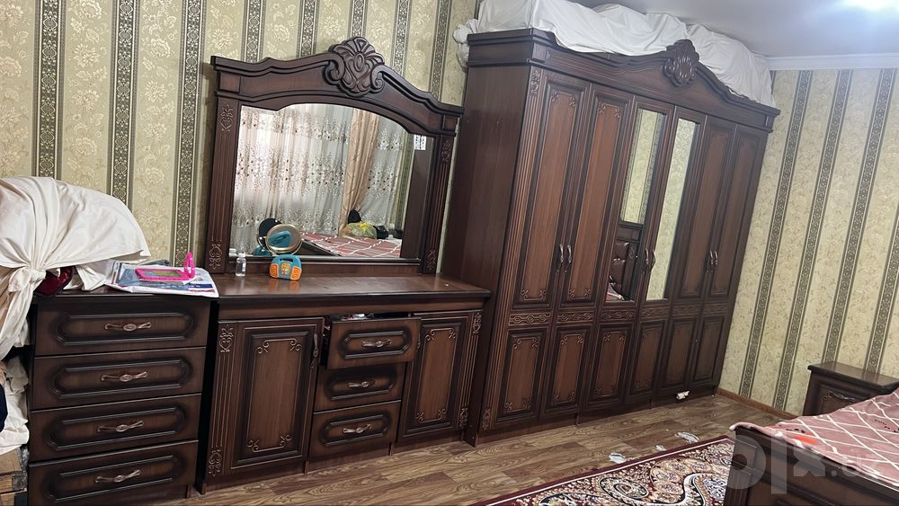 Срочно спальный гарнитур сотилади.