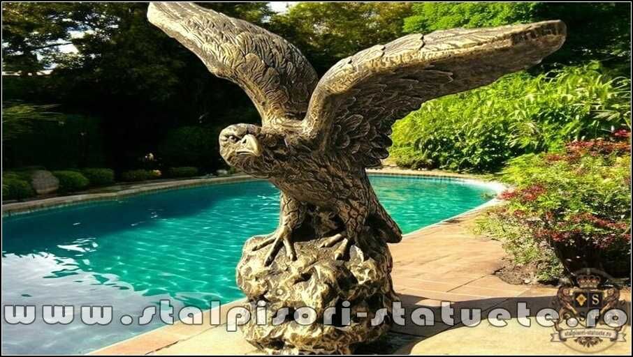 Statuetă vultur pe stâncă, șoim, auriu patinat, model S35.