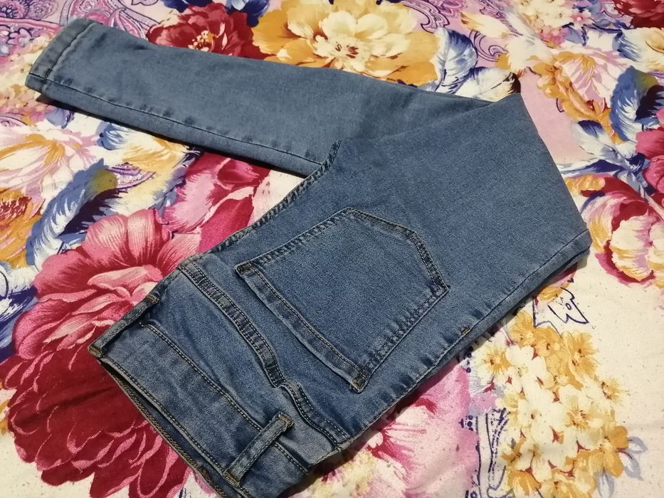 Продам на девочку джинсы, треко, кофты