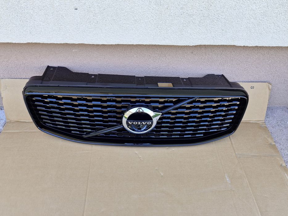 Grila centrala Volvo XC60 R-Design 2017-2020 cu loc de camera