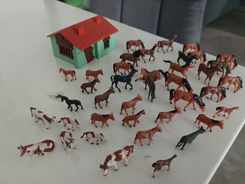 Macheta  acessorii Trenulet  Electric iarba,  figurine   pietrisc,braduri  și pod
