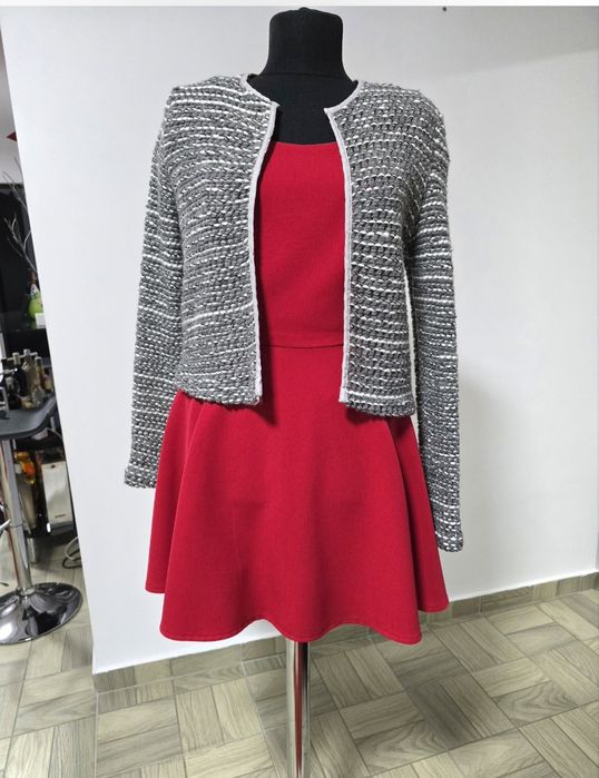 Rochie roșie, model clos, cu mânecă bufanta