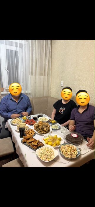 Продам кухонный уголок,стол и 2 табуретки