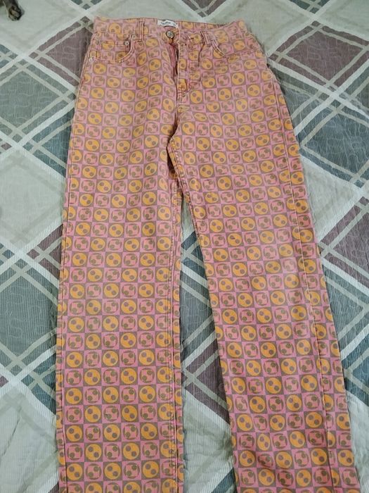 Яркие джинсы с принтом