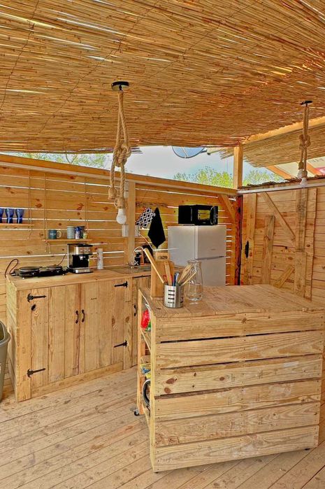 Стационарна каравана с голяма веранда на Градина