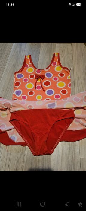 Costum baie intreg dar se poate folosii si  pentru gimnastica sau dans 6-8 ani