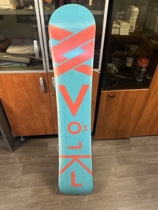 Сноуборд с ботинками и креплением.