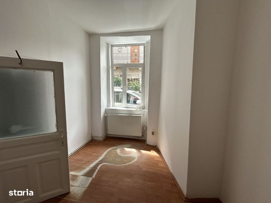 Vand spatiu ultracentral,Revolutiei(Teatru)in curte,parter, st.124 mp.
