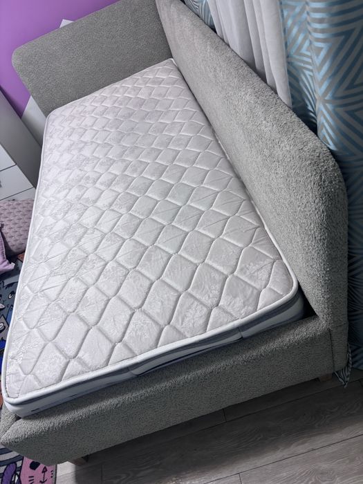 Кровать с мягкой спинкой