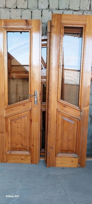 Eshik va derazalar uy uchun yangi holatda