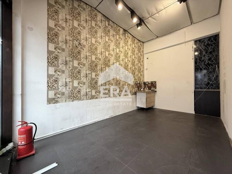 Магазин с лице на бул. Мадрид, район Оборище