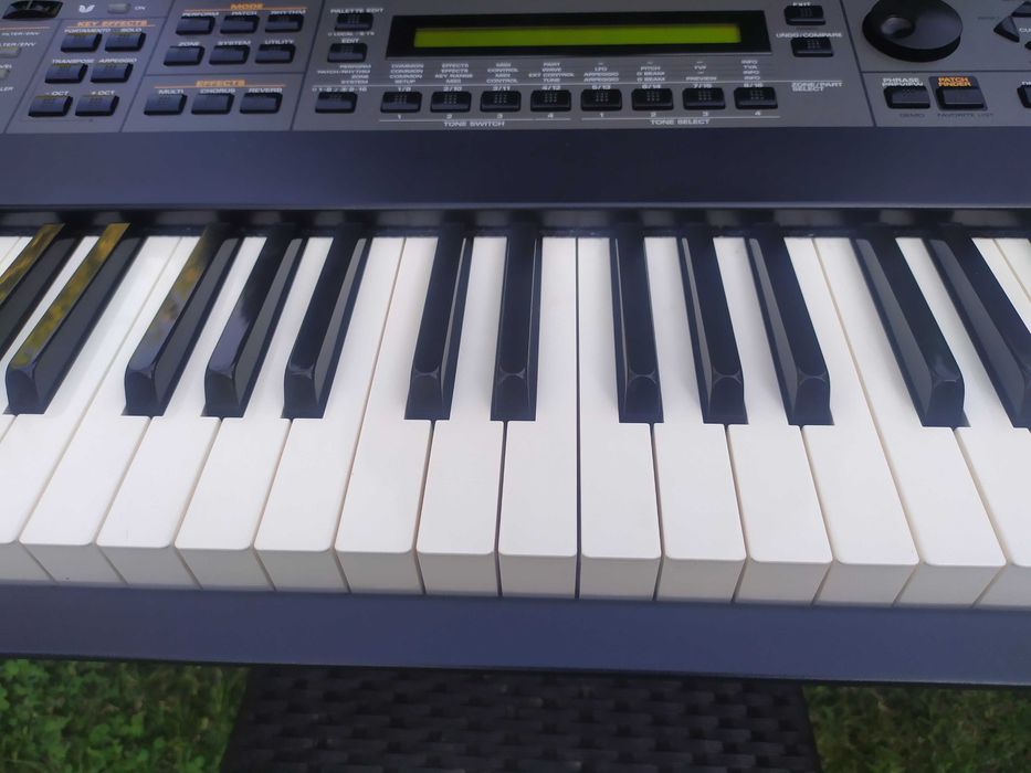 Пиано , клавир - синтезатор Roland XV 88