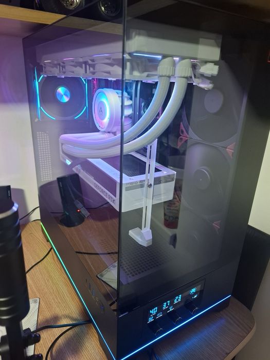 Vand avariu ryzen 9 9900x cu rtx 5070