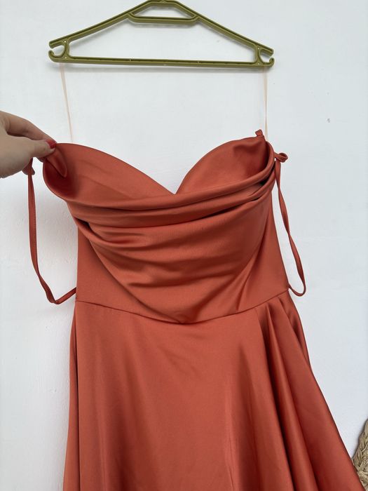 Елегантна дълга оранжева рокля с ефектна кройка