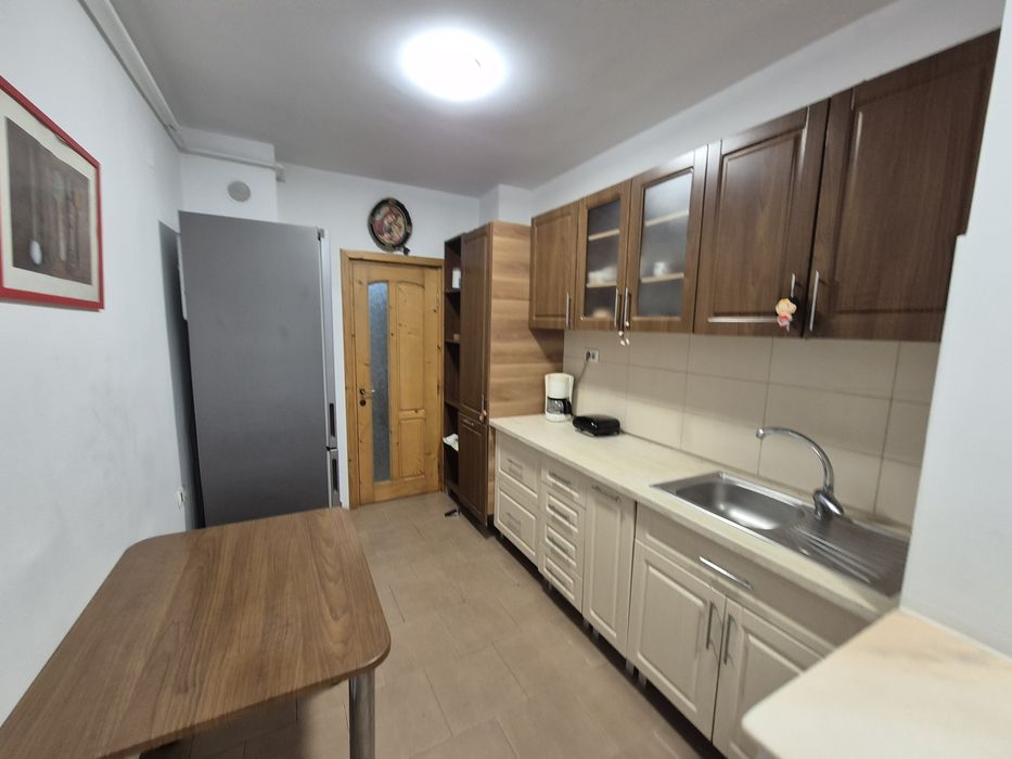 Închiriez apartament 3 camere Craiovei  et 1 stradal