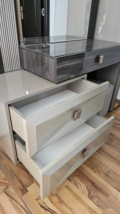Vand un superb set mobila machiaj, nou, impecabil, MEGA OCAZIE