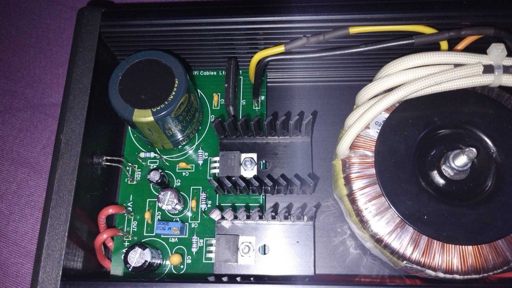 Custom HiFi Cables (Sean Jacobs) DC1 sursa liniara 9v