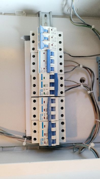 Продавам трифазно Ел. Табло и строителни калорифери