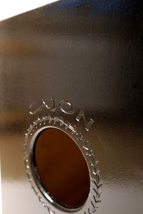 Кахон, барабан, перкуссия.