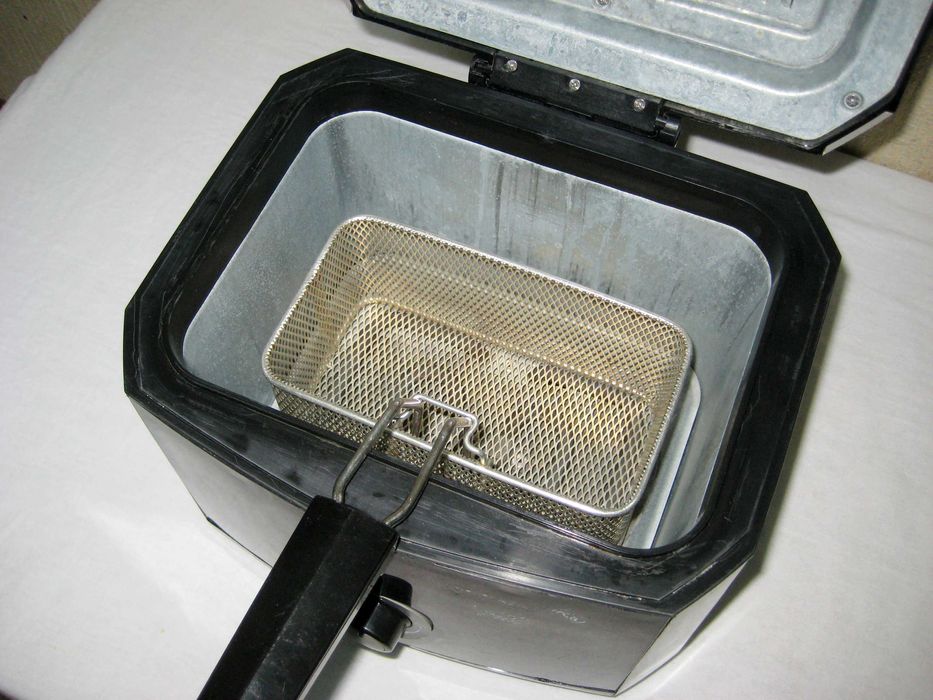 Фритюрница 3лт оригинал отличном рабочим состоянии!