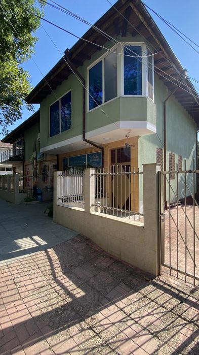 ПРОДАВА СЕ: Обзаведен самостоятелен имот от 230 кв.м (2-ри и 3-ти етаж) с ОБОСОБЕН ДВОР, отделен вход, 4 ТЕРАСИ и КЛИМАТИЦИ НАВСЯКЪДЕ