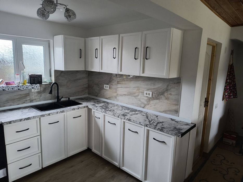 Uși și geamuri din lemn masiv vopsite feronerie kieder sticla de termo